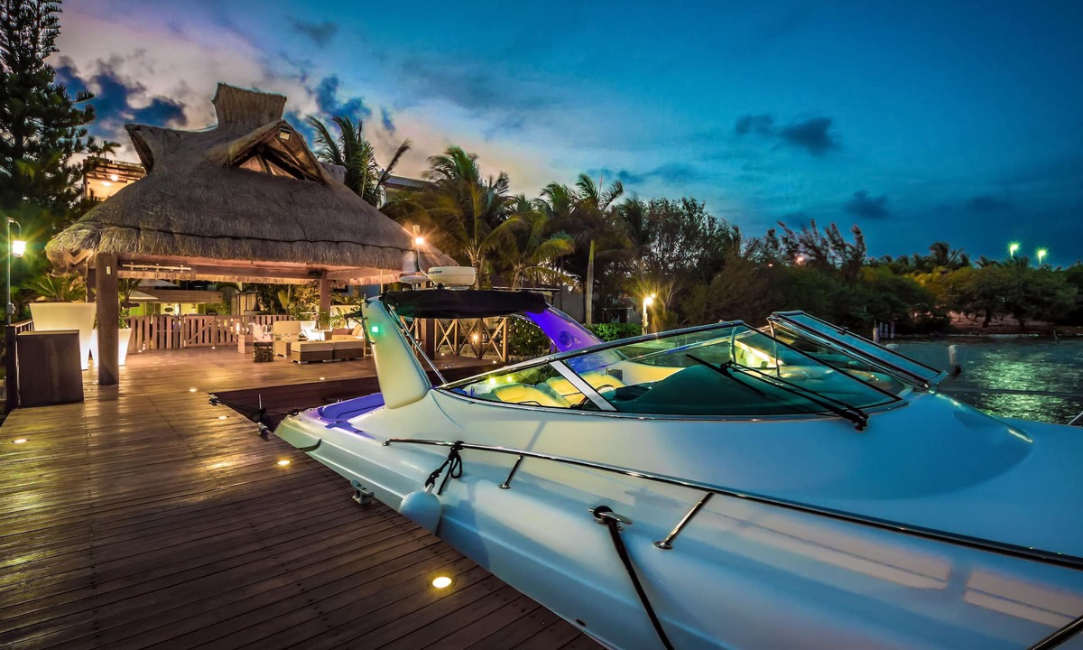 Zona Hotelera Villa | Luxury Waterfront Villa with private gym and cinema