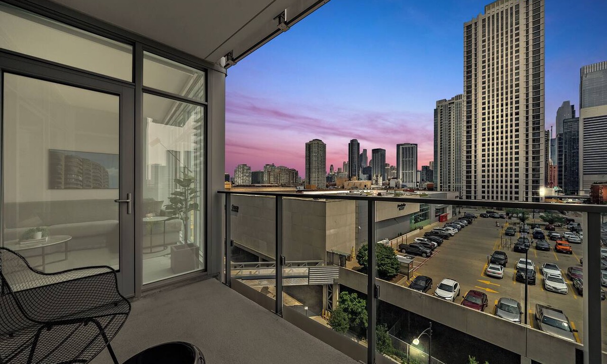 West Loop Hotel | Luxury West Loop Rentals: Modern Suites w/City Views & Resort Amenities