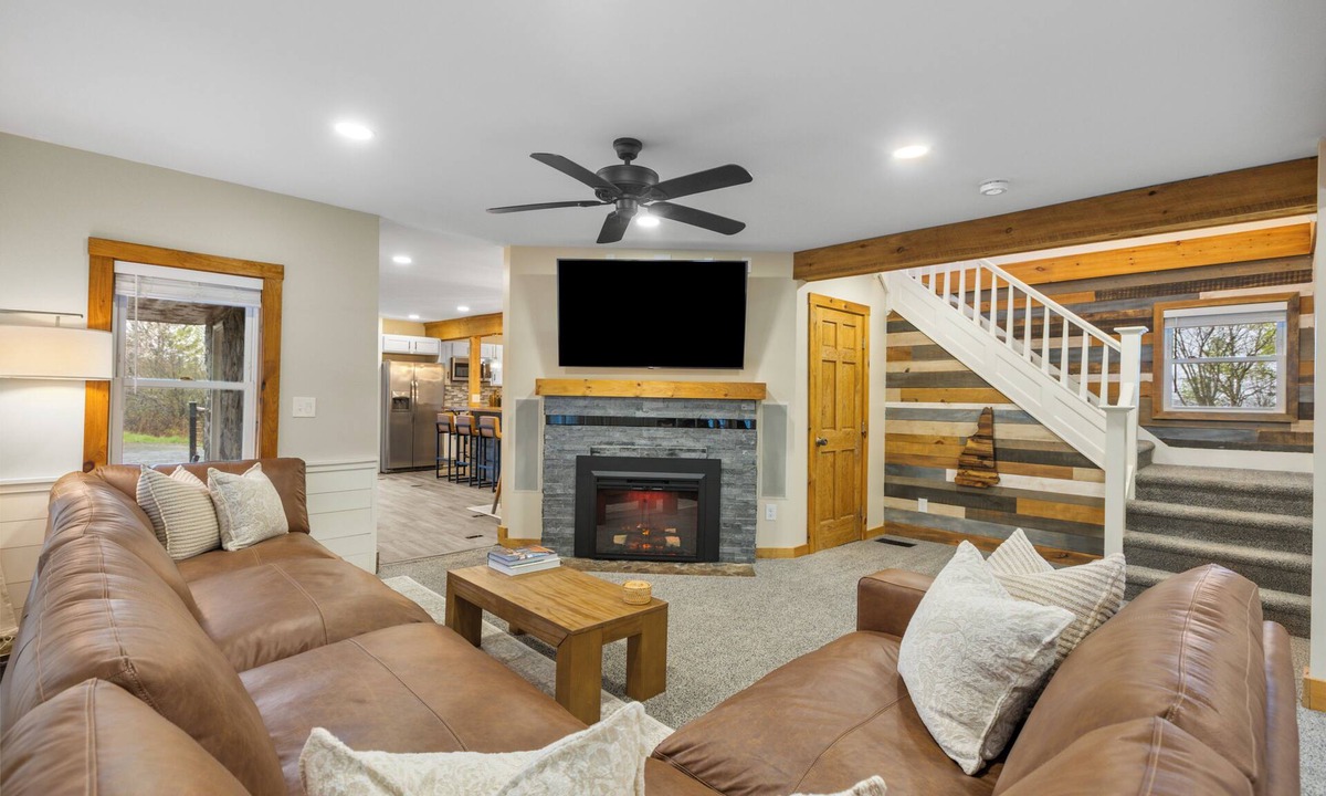 Jefferson House | Luxury White Mountain Home: Under 5 mins from Santa's Village, Golfing, Hiking