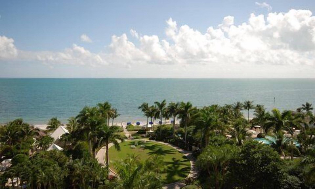 Key Biscayne Condo | Luxury1 bdr oceanfront residential suite in the renovated Ritz Key BIscayne.