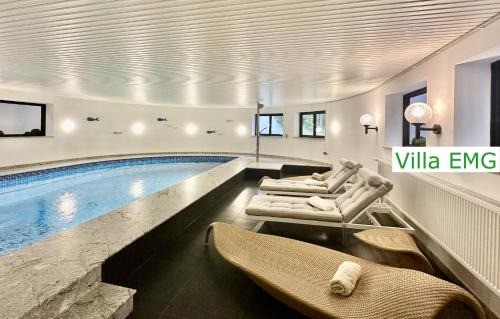 Moosburg Villa | Luxus Ferienhaus Villa EMG München in Moosburg mit Pool, SPA, Kamin, Wald, See für Familien Gruppen bis 24 Personen