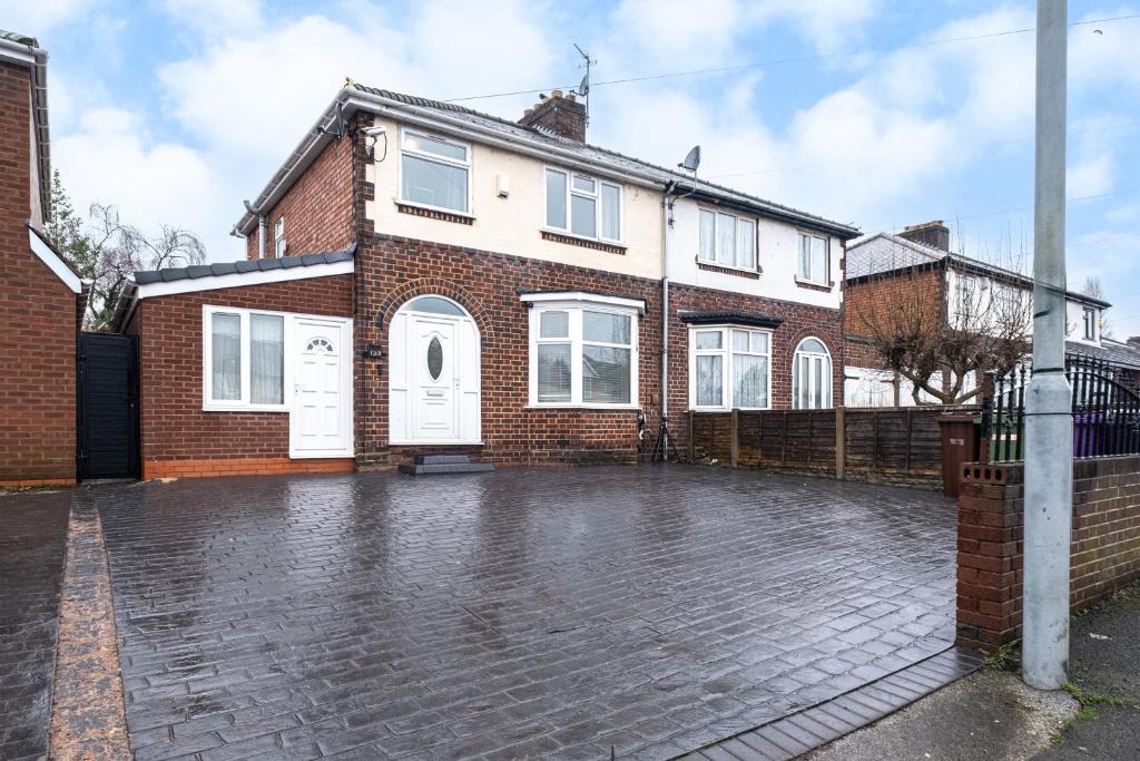 Bilston Apartment | LWB Van Parking WV14 4 Beds Equipped House -Sleeps 6 Willenhall Bilston M6 A454 Keyway Junction A463- Walsall-Bloxwich- I54 Business Park BY Samina - ARZ Stays - Regular Work & Long Stays Available