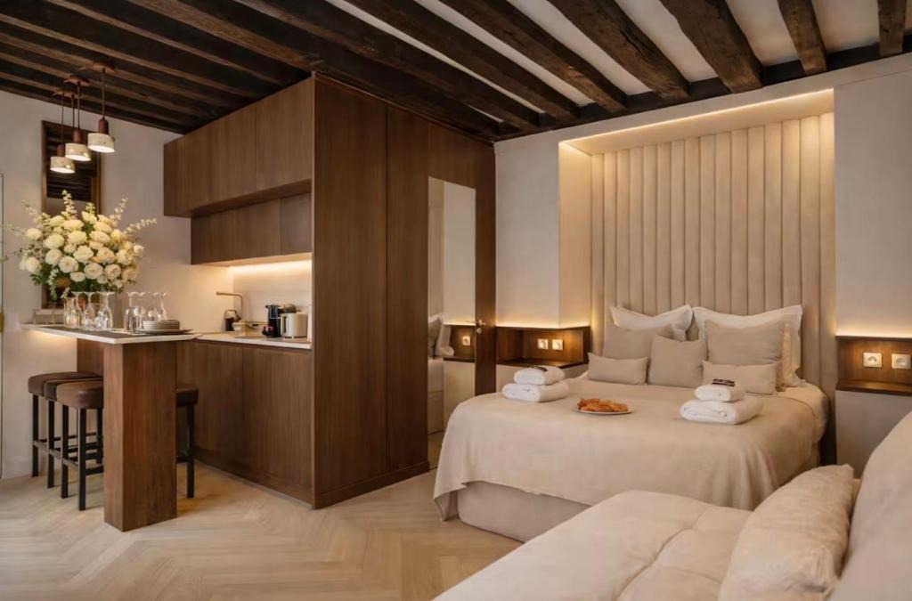 3rd Arrondissement Apartment | M1 - Magnificent Studio in Le Marais's Heart