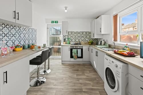 Rusholme Apartment | M14 Platt View, Sleeps 9, Parking