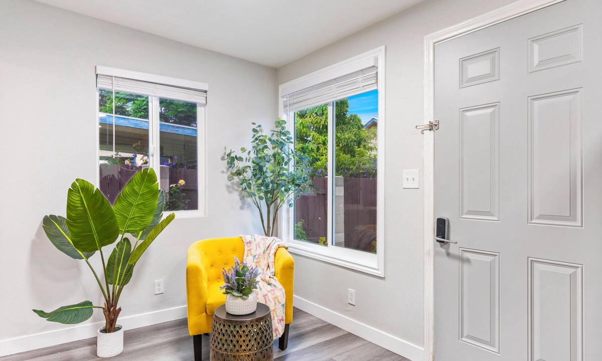 Monrovia Apartment | M3-Detached house 2 bedroom 1 bathroom close Old Town Monrovia kingsize-bed!