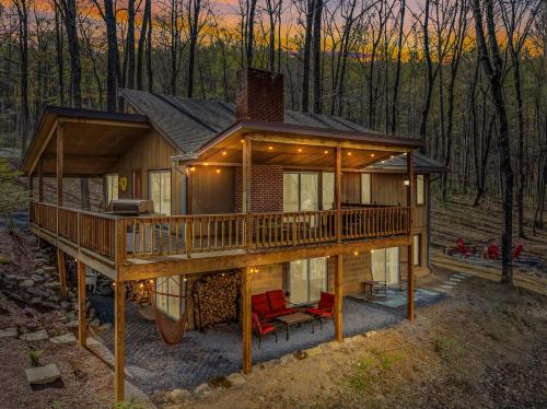 Berkeley Springs House | Ma-ple Haven -Wifi, Fireplace, Deck, Fire Pit, Family Friendly, Game Room, Pool Access