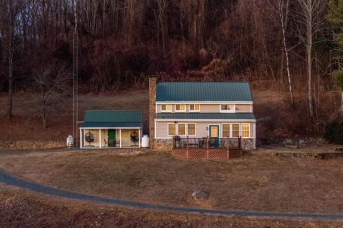 Monroe House | Mack's Retreat - Monroe Retreat with Mountain Views and Fire Pit!