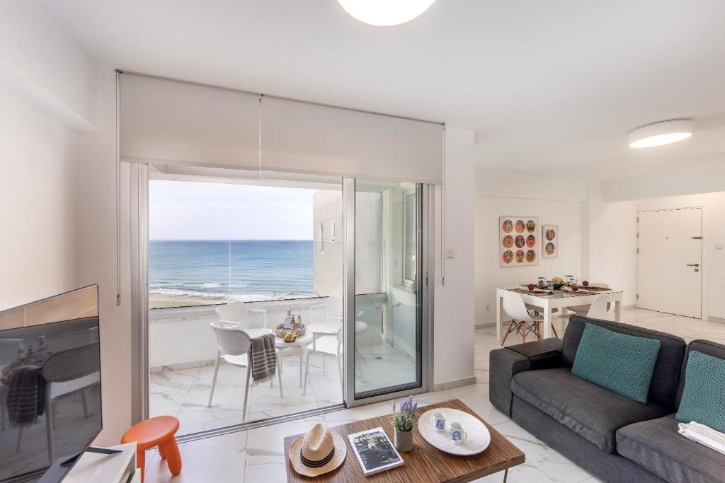 Larnaca Apartment | Mackenzie Leo Seafront Suite
