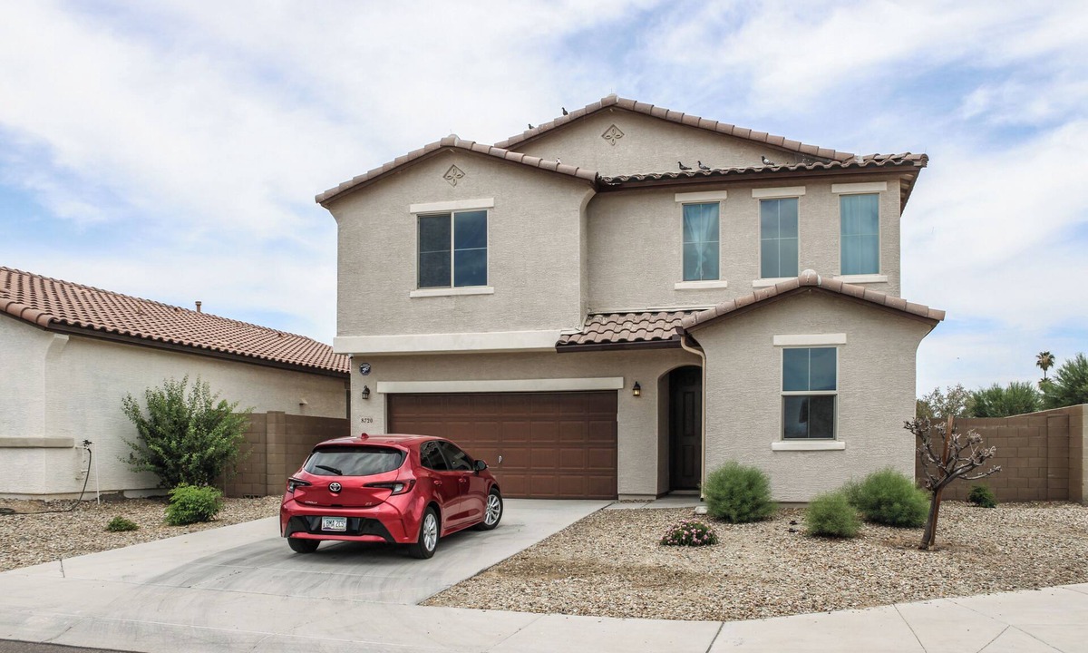 Maryvale House | Mackenzie - Private BR w-Shared Bathroom