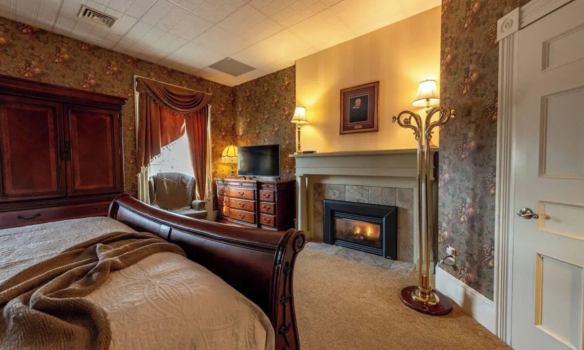 Geneseo Bed & Breakfast | MacVittie Room - Big Tree Inn