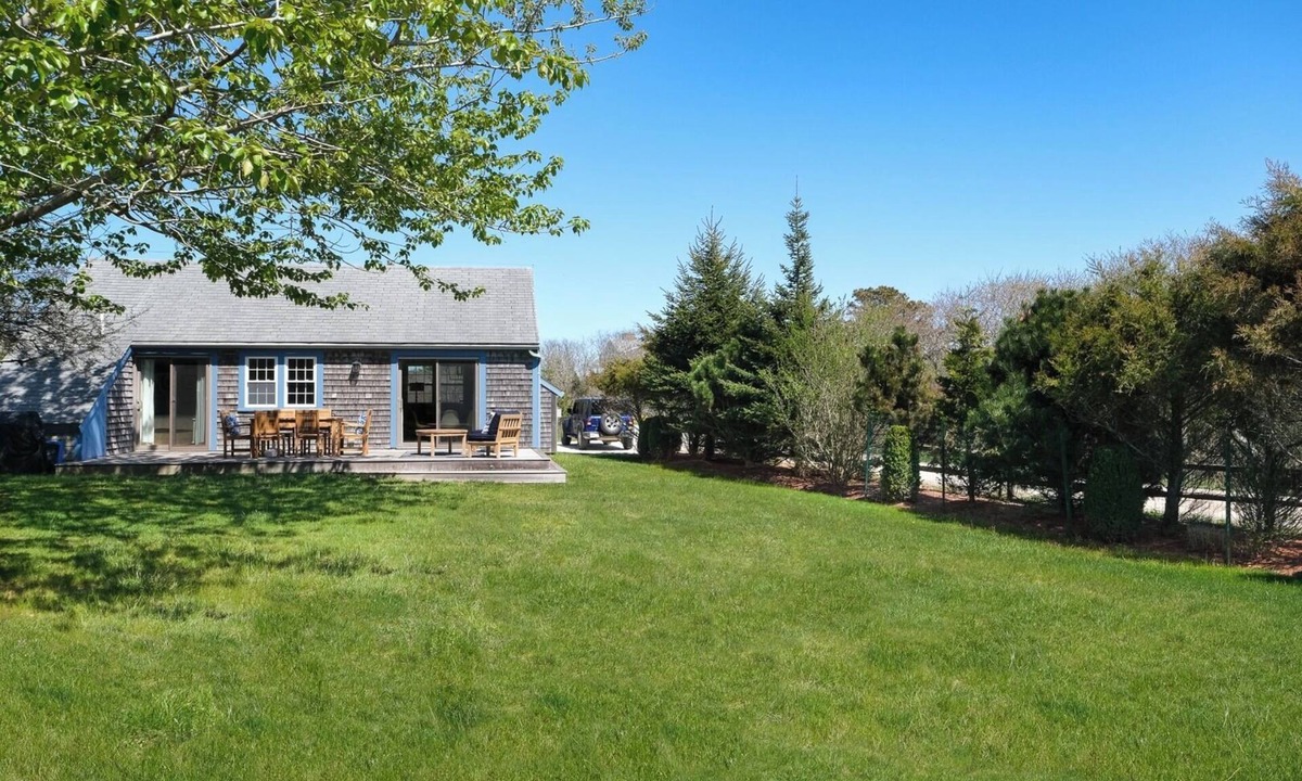 Madaket Cottage | Madaket 3B/2BA, Steps to WAVE, Millie's, Beach