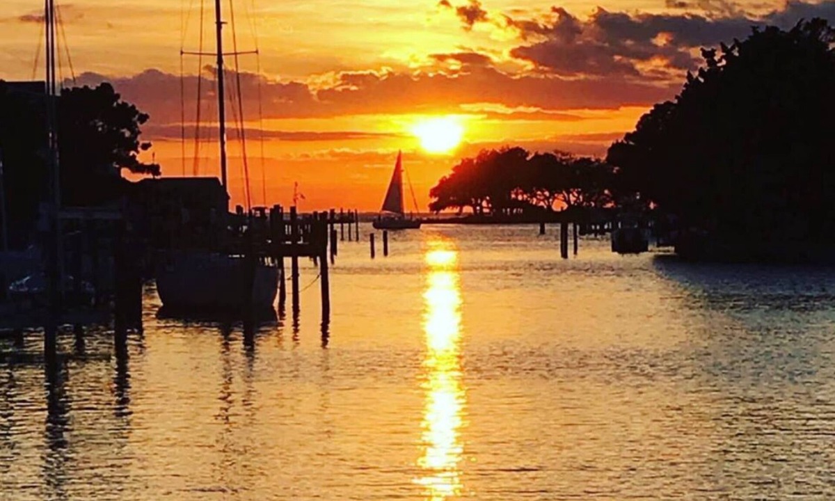 Colington Harbour House | MadHouse - Canal Front, Dock, Pool, TikiBar & PickleBall