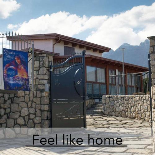 Piazza-Tralia-Pendolo House | Madre Terra