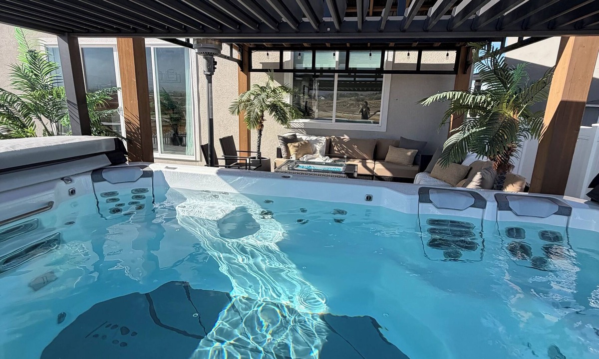 Salem House | Magical Mountain -View Retreat, private back yard,Swim-Spa hot tub,cozy ROMANTIC