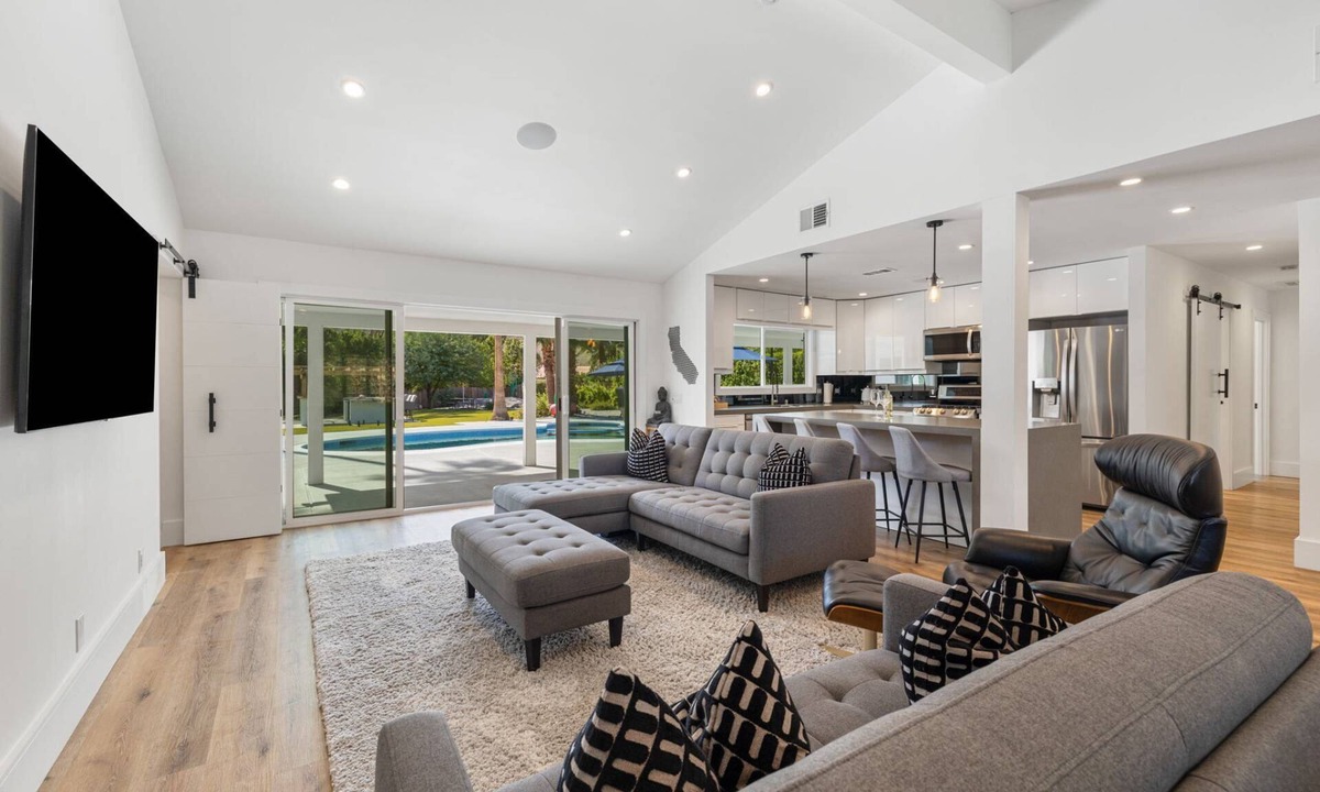 Magnesia Falls Cove House | Magnesia Falls Cove, Newly Remodeled, Large Yard, Pool, Spa, Fire Feature, Mountain Views