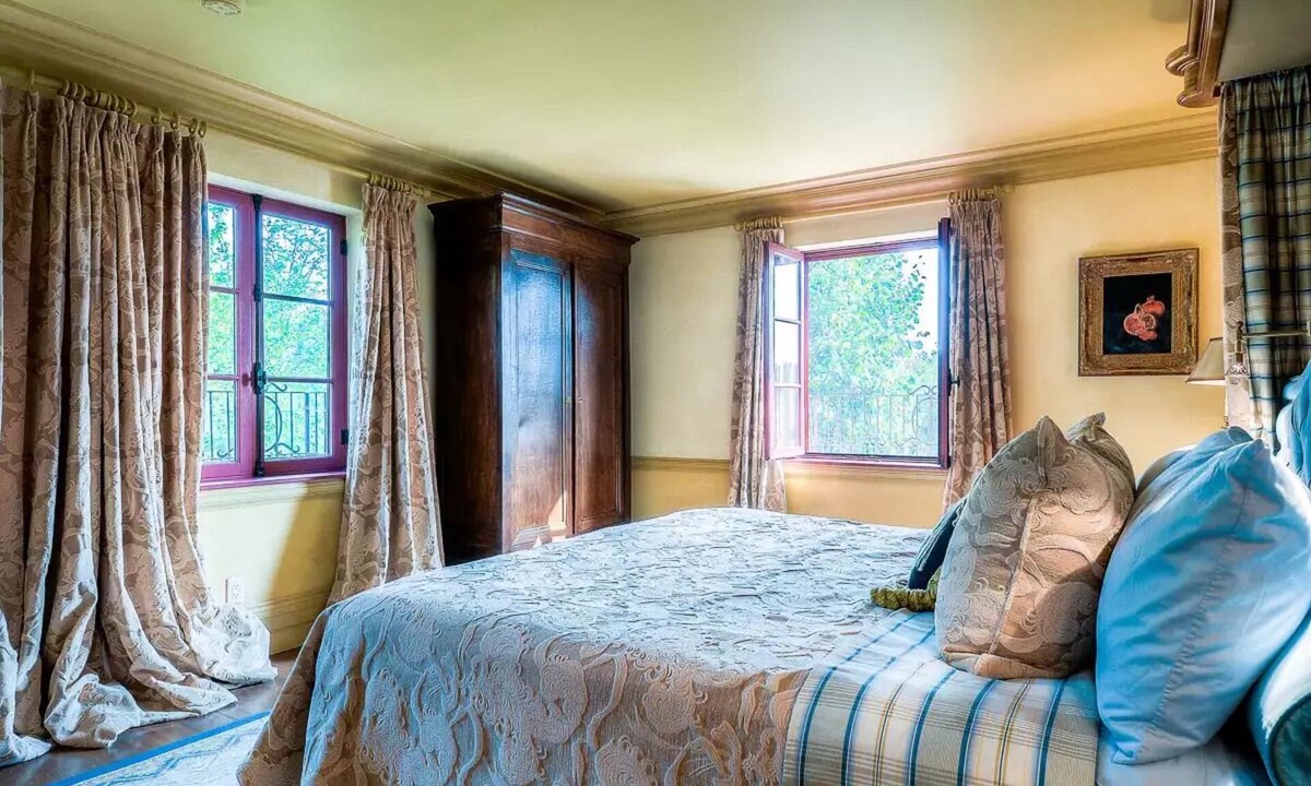 St-Adolphe-d'Howard Villa | Magnificent Italian inspired Ste-Marie lake villa