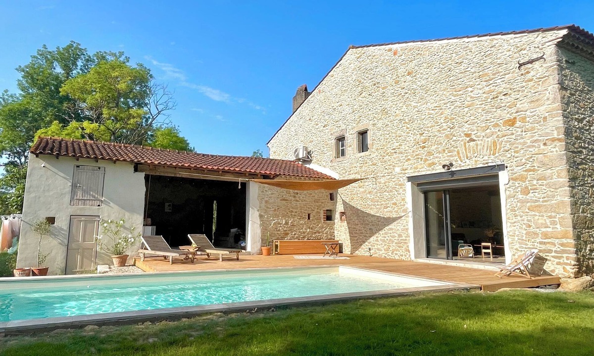 Castres House | Magnificent 18th century farmhouse, perfectly quiet, in the middle of fields.