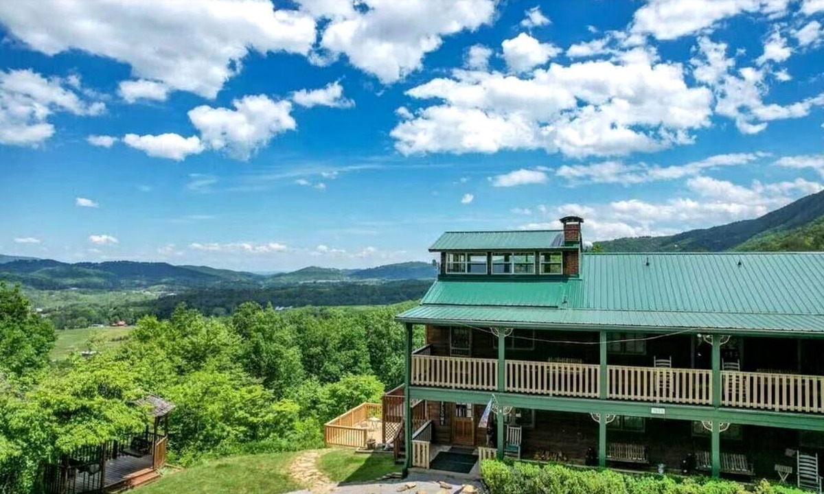 Wears Valley House | Magnificent 26-Person Vacation Rental in Sevierville, Tennessee - The Ultimate Glamping Site near Pigeon Forge