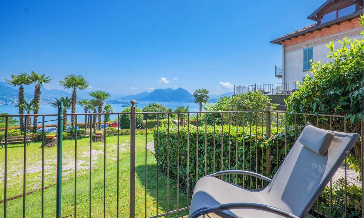 Carciano Apartment | Magnificent apartment in the dépendance of a prestigious art nouveau villa with pool