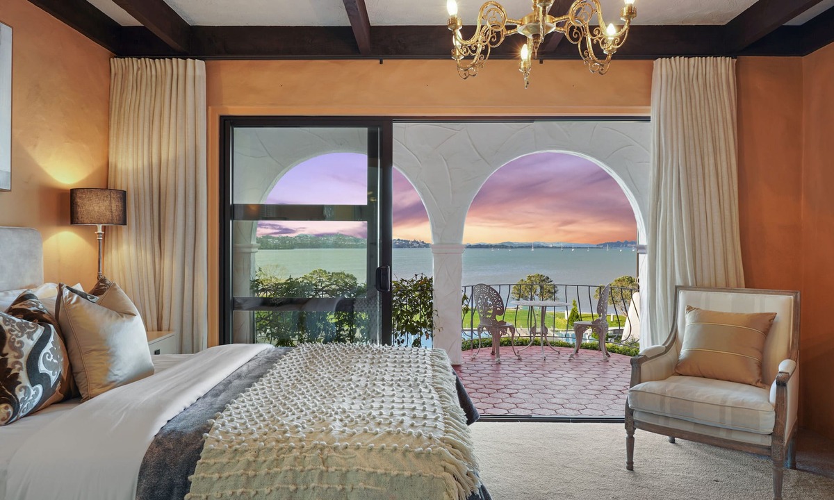 Sunnyhills House | Magnificent Beachfront Mansion - Pool