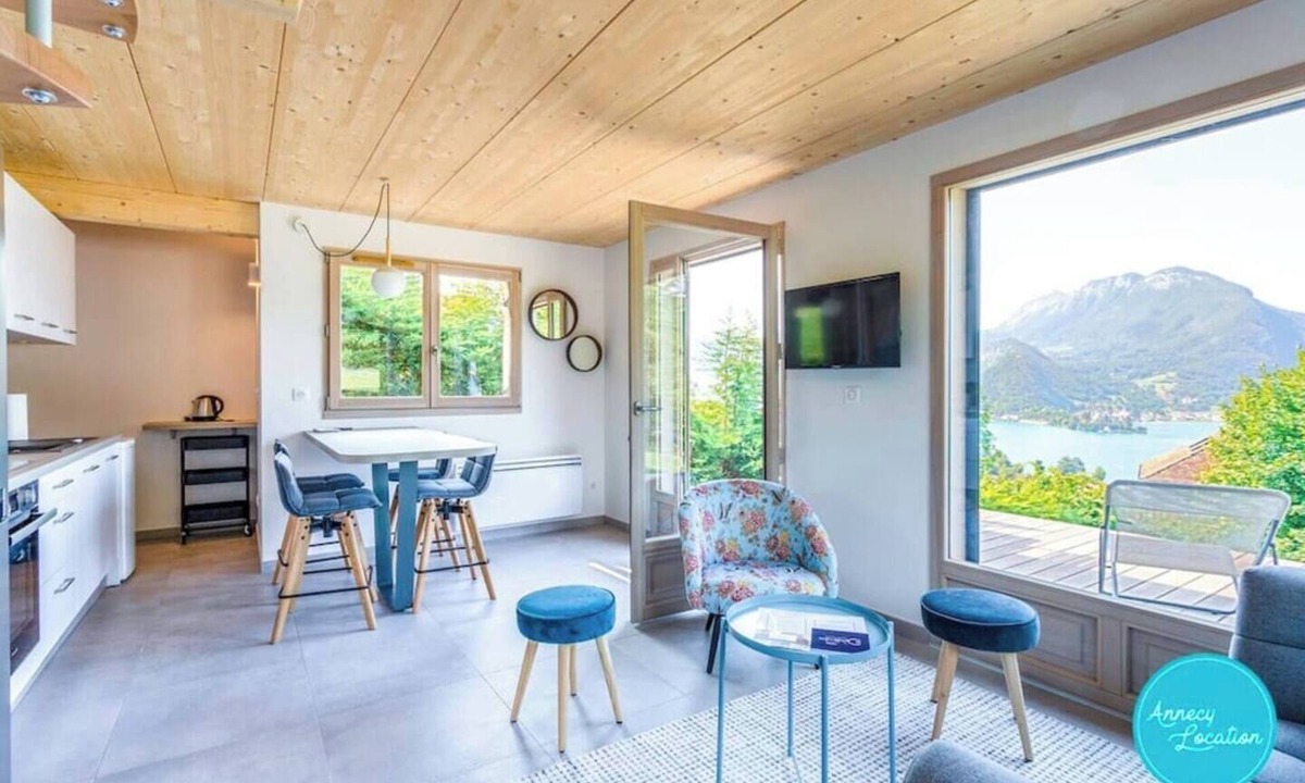 Talloires-Montmin Ski Chalet | Magnificent Chalet : lake and mountain view.