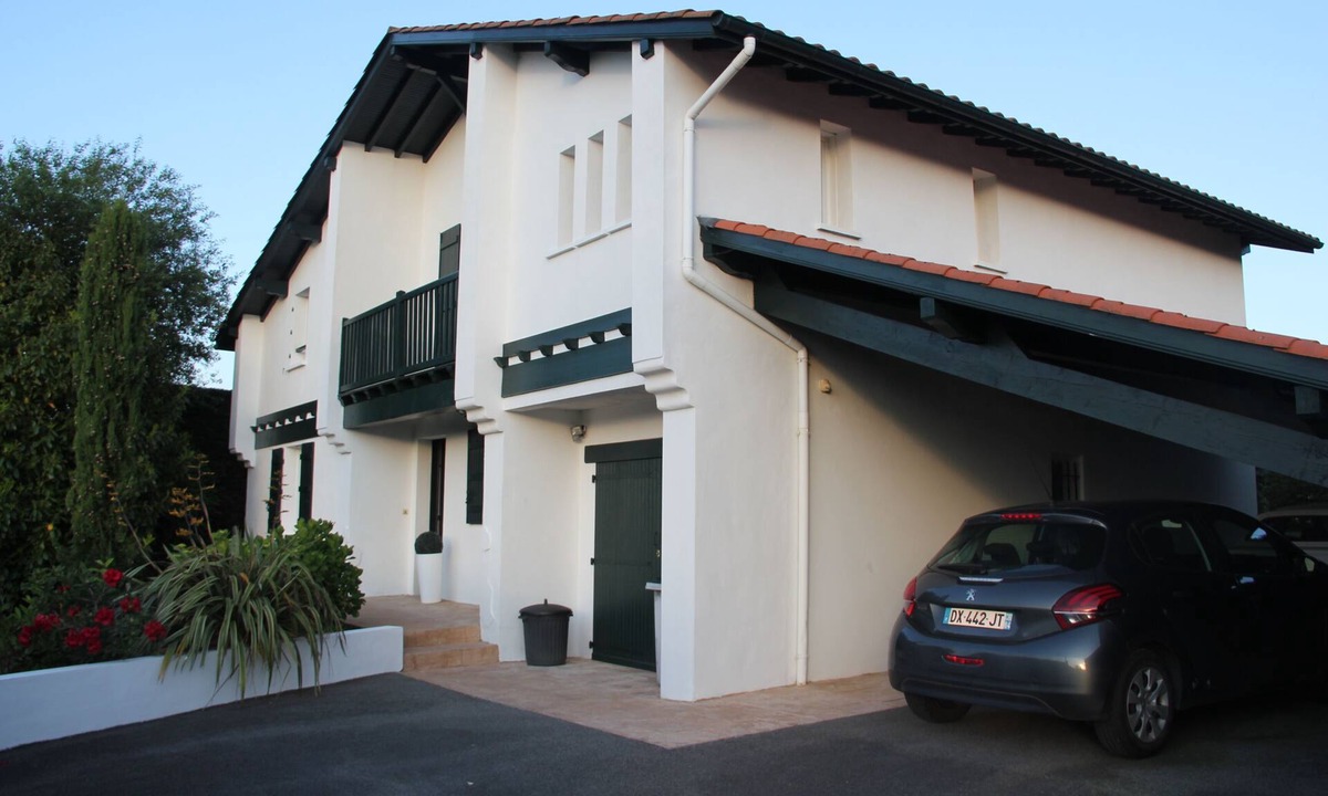 Ustaritz House | Magnificent contemporary Basque house with pisicine in a green setting