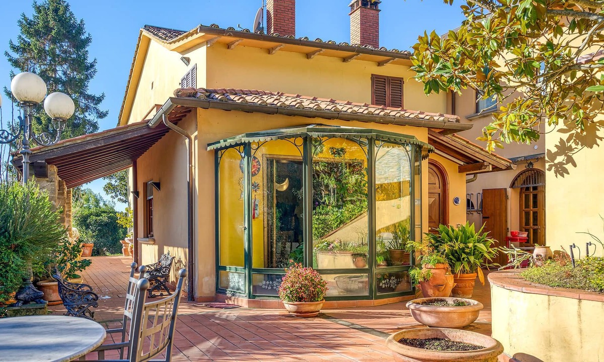 Puliciano House | Magnificent property with beautiful green garden.