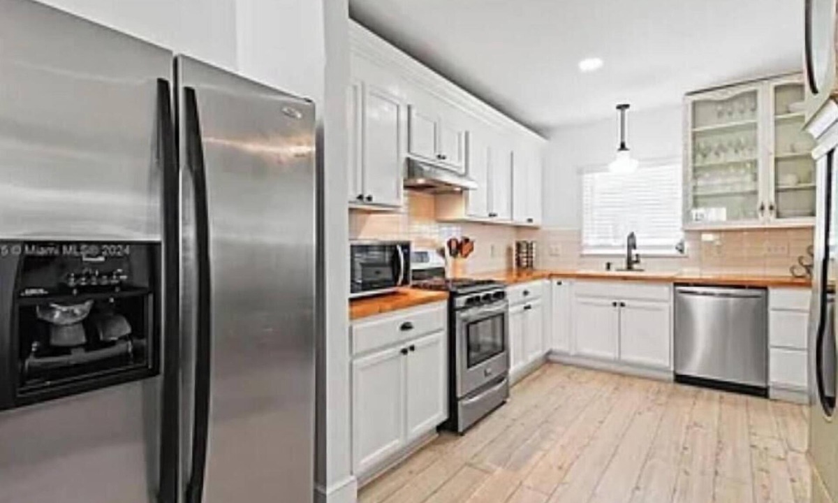 Parrot Cove Bed & Breakfast | Magnificent 'Windsor House!' 1934 Tudor style historic cottage