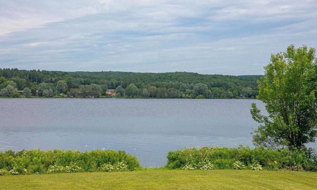 Asbestos Ski Chalet | Magnificient cottage with SPA, kayaks and pedal boat for rent right on the water
