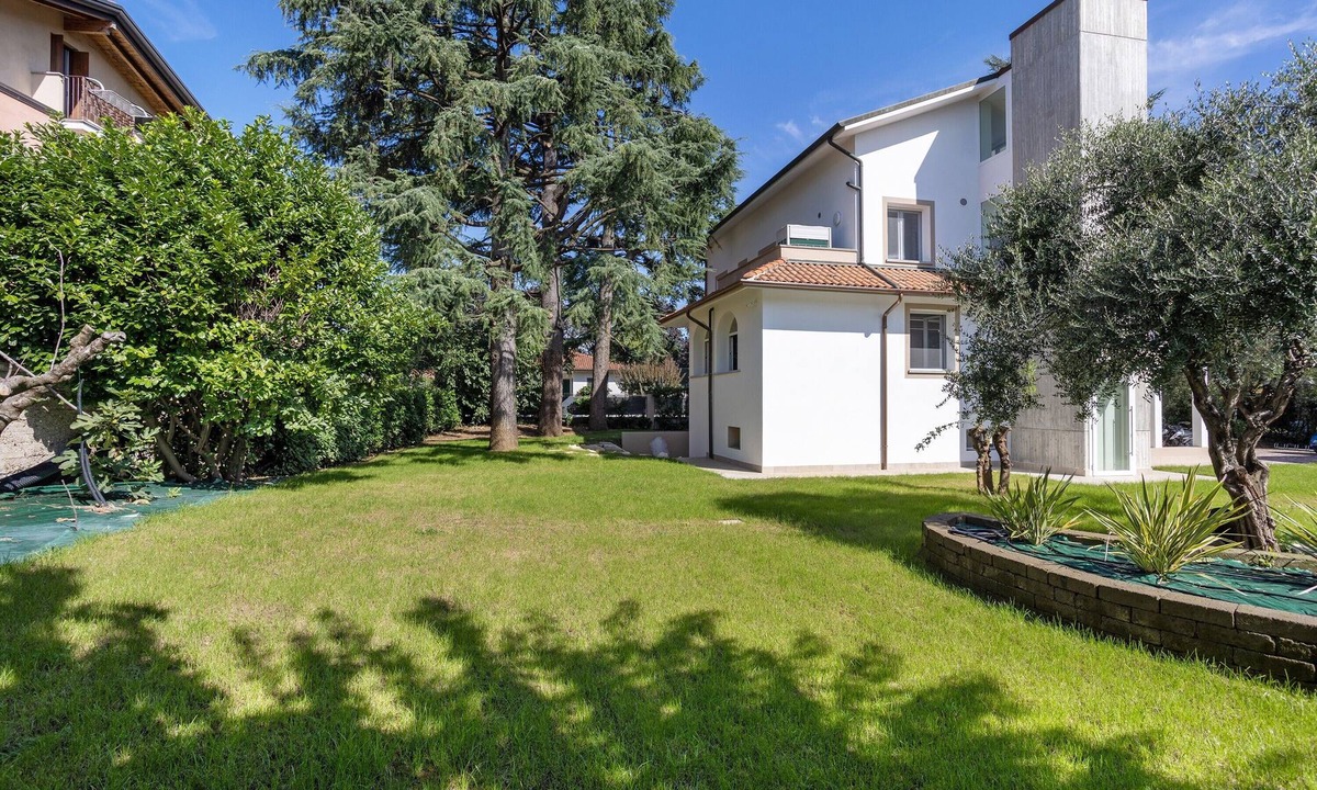 Vimercate Apartment | Magnolia: garden and parking. Vimercate/Monza