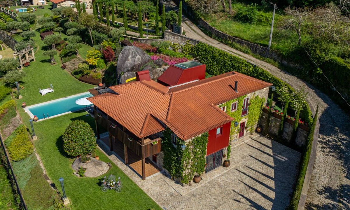 Calheiros Villa | Magnolia Sublime Villas | 4 bedroom villa with large gardens and heated pool