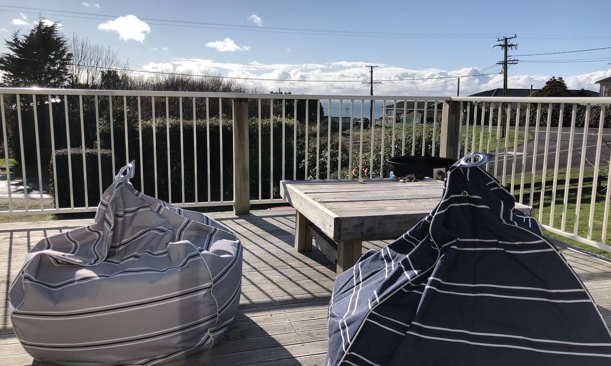 Riverton House | Magooza's Beach House - A kiwi family bach 3 minute walk to the BEACH!
