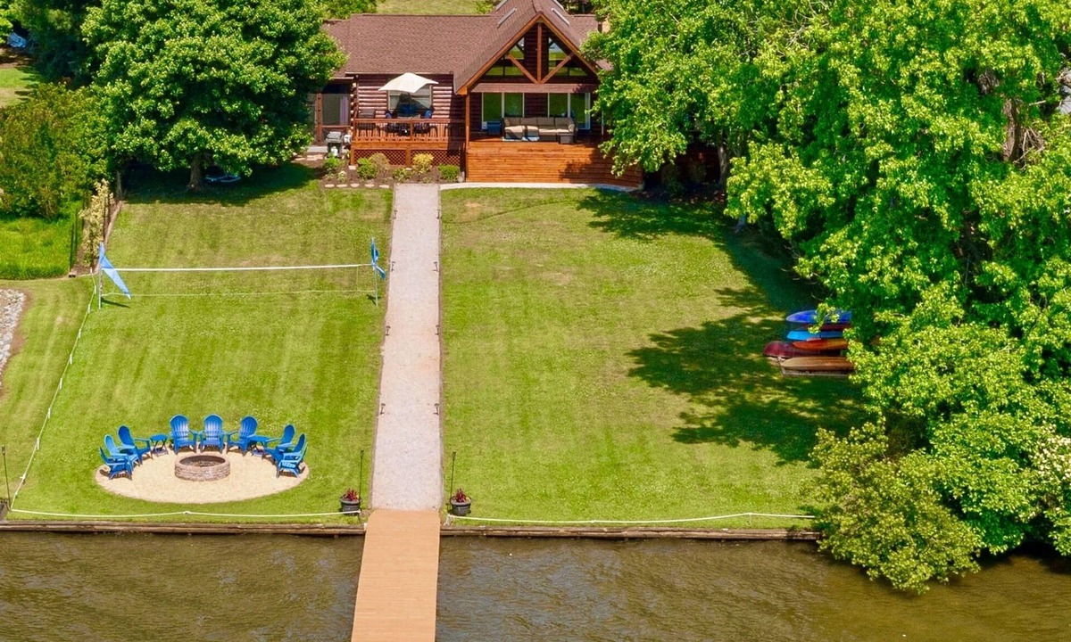 Macon Cabin | Main Lake View, Flat Lot, Hot Tub, Kayaks, Fire Pit & More!