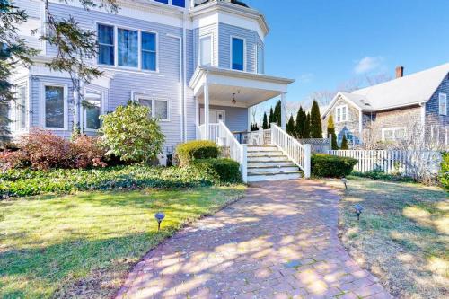 Tisbury Apartment | Main Street Upper