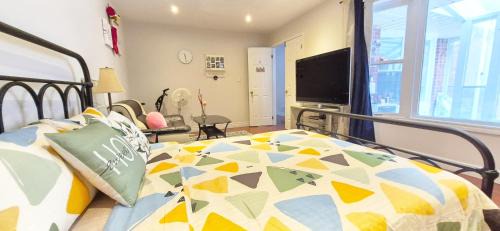 Steeles House | Mainfloor Spacious Cozy Room near Pacific Mall