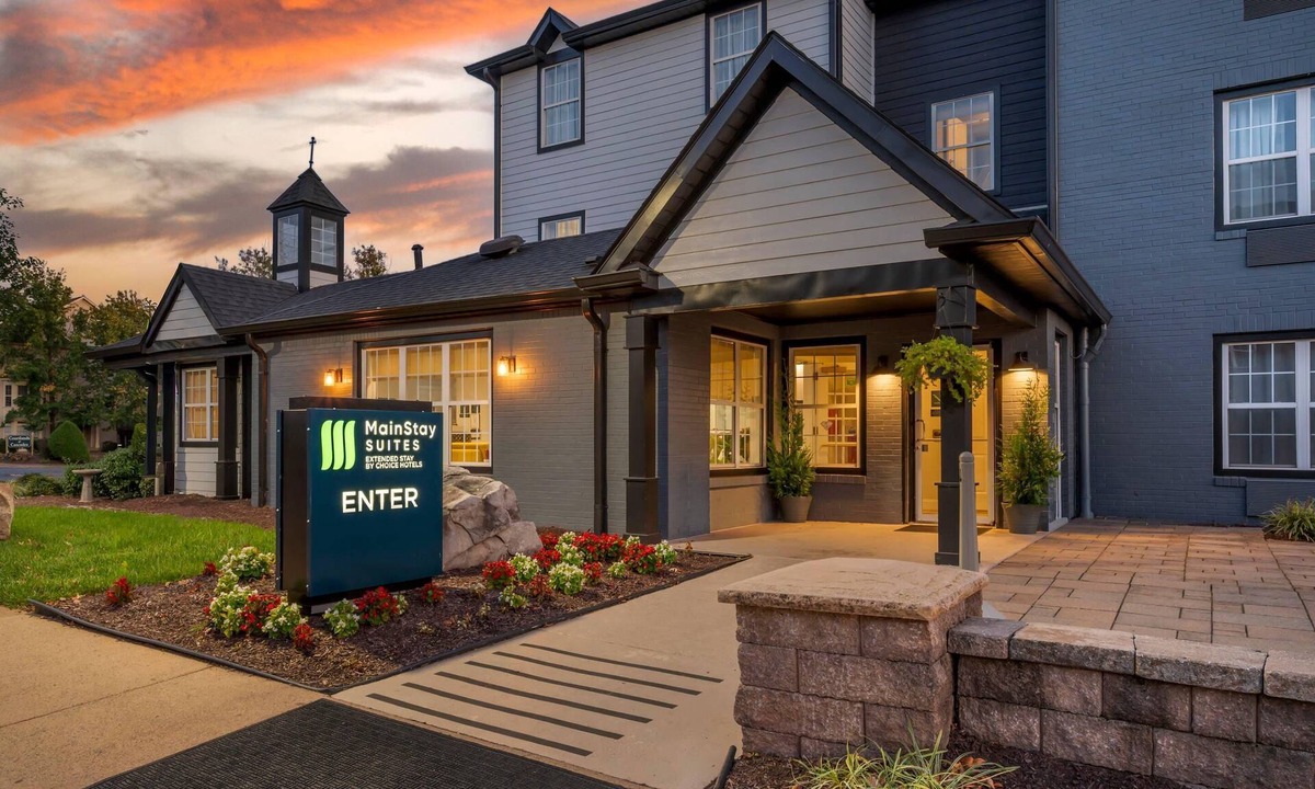 Potomac Falls Hotel | MainStay Suites Sterling near Dulles Town Center