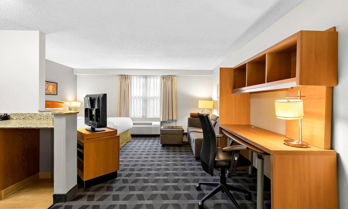 Middleburg Heights Hotel | MainStay Suites Middleburg Heights Cleveland Airport