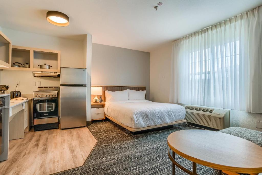 Mobile Hotel | MainStay Suites
