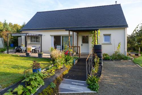 Saint-Yvi House | Maison avec terrasse et jardin