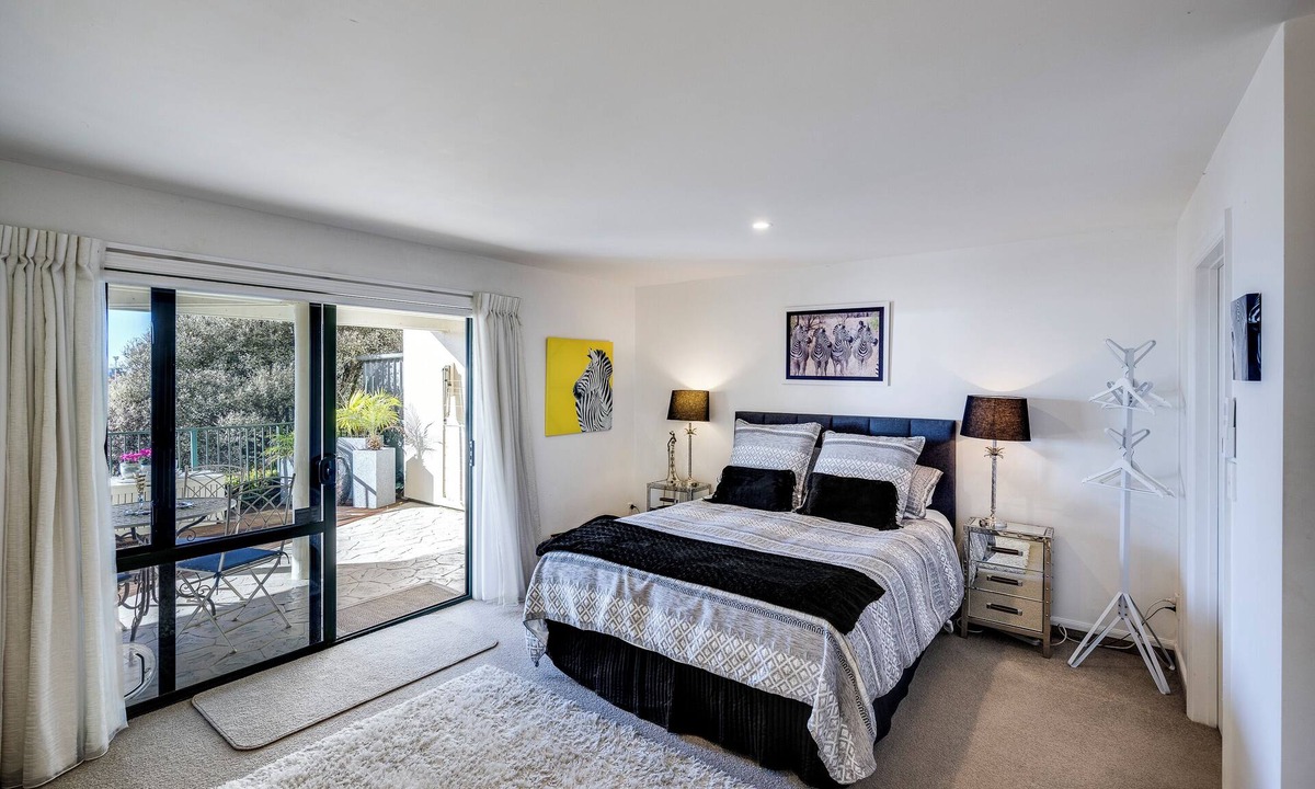 Bluff Hill Apartment | MAISON BLUE - Chic & Elegant. Sea views. Pets OK