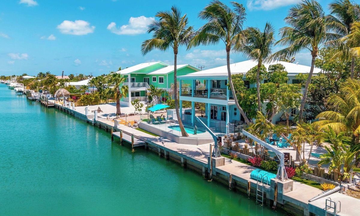 Coury House | Maison Blue Sands/4 bed rooms/120' Dock/Htd Pool/Game Room/Mini Golf/BBQ