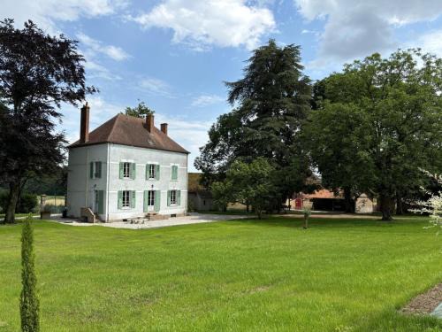 Jaligny-sur-Besbre House | Maison Bourgeoise 1830 avec Spa et Jeux, Animaux Acceptés - FR-1-489-541
