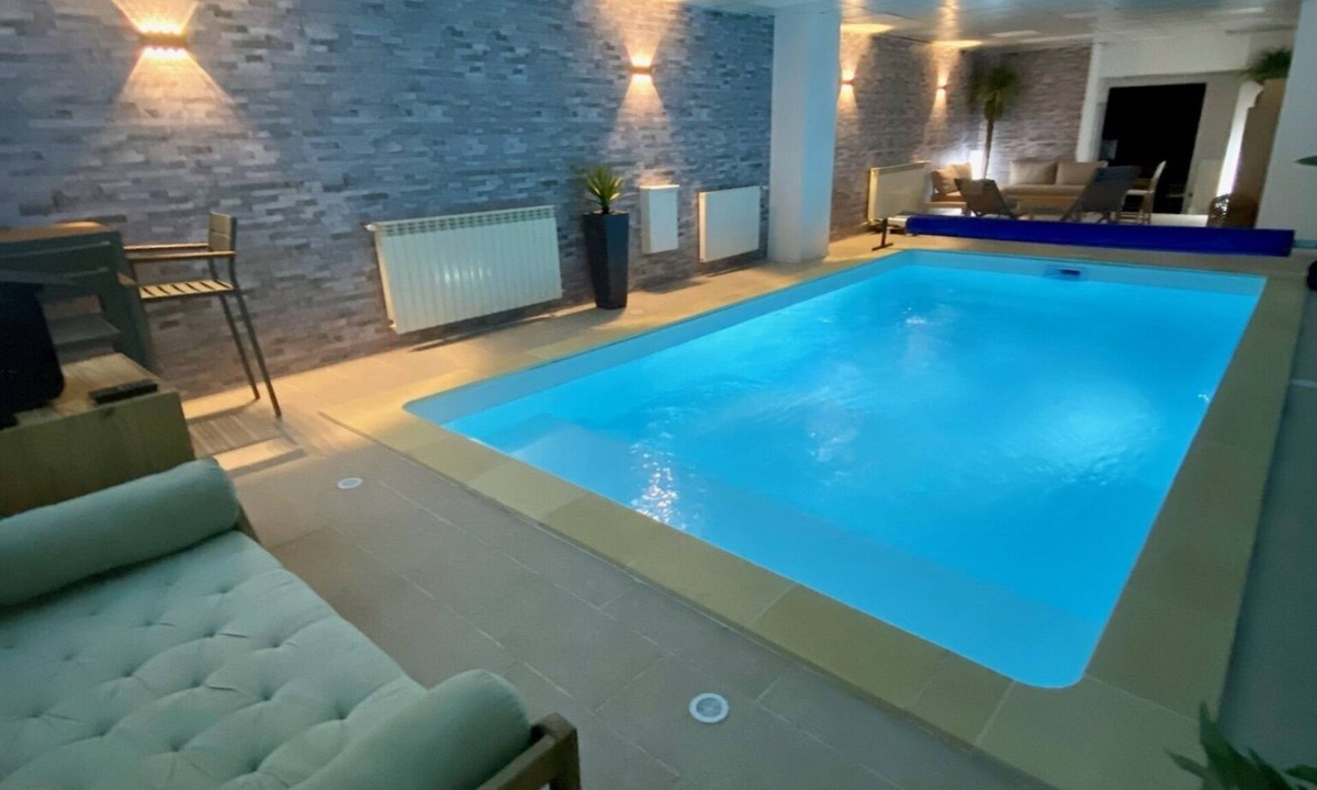 Gueugnon House | Maison Bourgogne 400m2, 2 Piscines Intérieure/extérieure,spa, Commerces à 50m