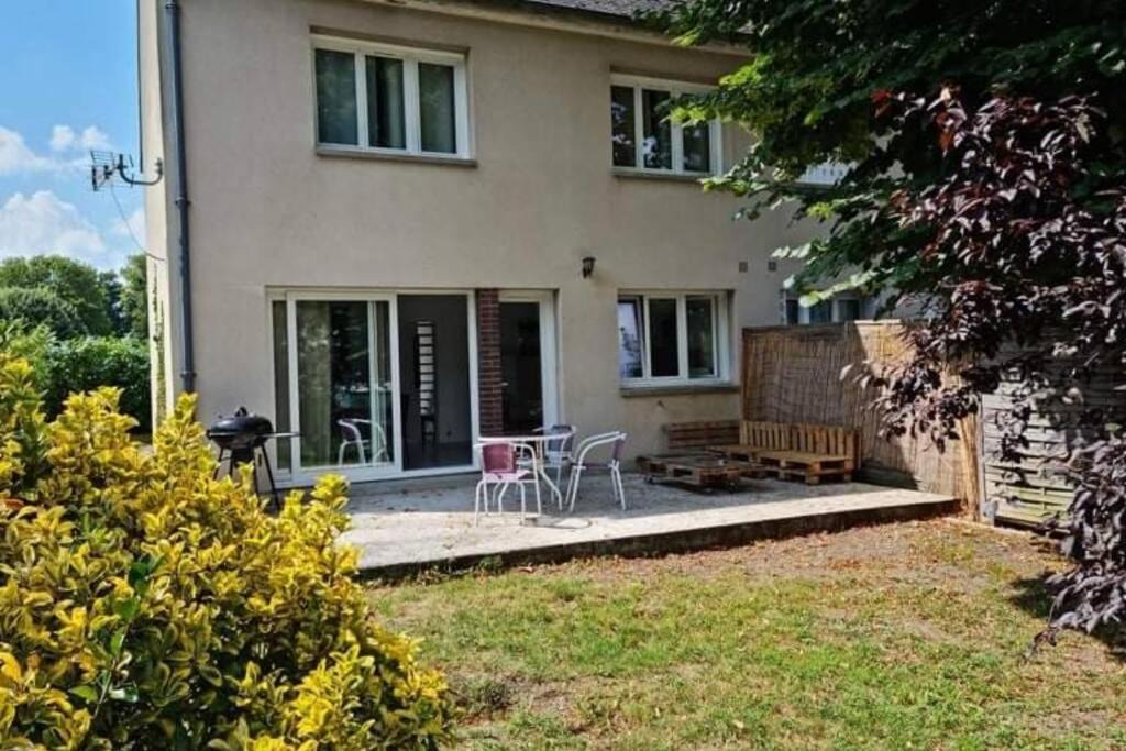 Bellegarde-du-Loiret House | maison centre de bellegarde avec jardin et terrasse équipée d'un salon de jardin et d'un barbecue cuisine équipée 3 chambres avec 2 lits double 140x190 et 2 lits simple chauffage poêle à granulés parking gratuit devant la maison