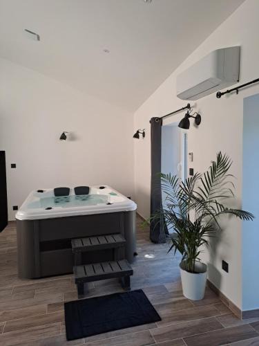 Pranles House | Maison chaleureuse avec jacuzzi interieur