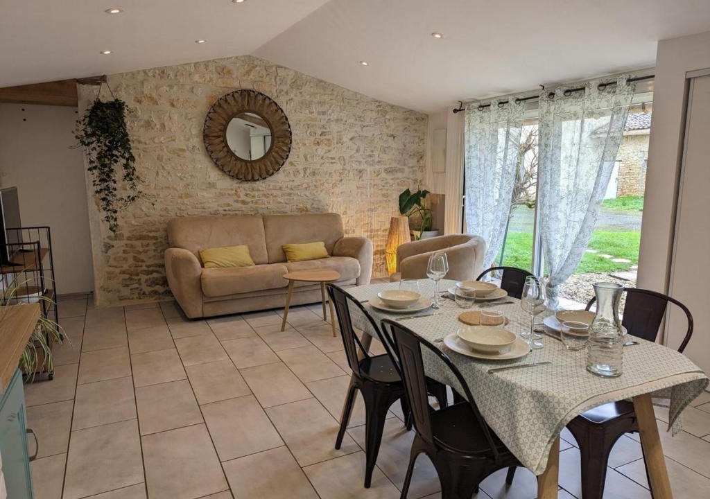 Aunac-sur-Charente House | Maison charentaise avec piscine chauffée, jardin privé et proche commerces, idéale pour couples - FR-1-653-228