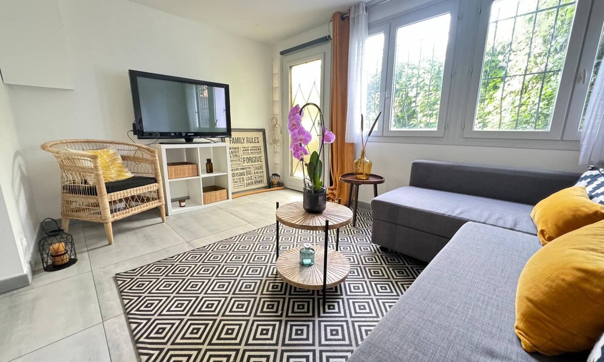 Chelles Apartment | Maison Confortable Avec Jardin à 15 min de Paris et 20 min de Disney