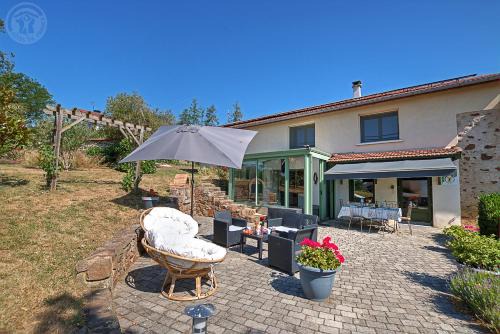 Saint-Galmier House | Maison de campagne dans un village de caractère