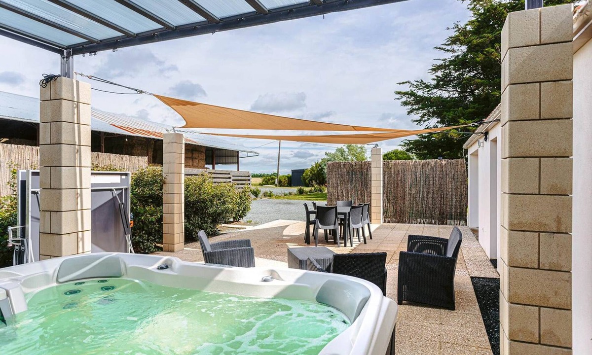 Marans House | Maison de campagne près de la Rochelle, piscine ouverte de Pâques à La Toussaint