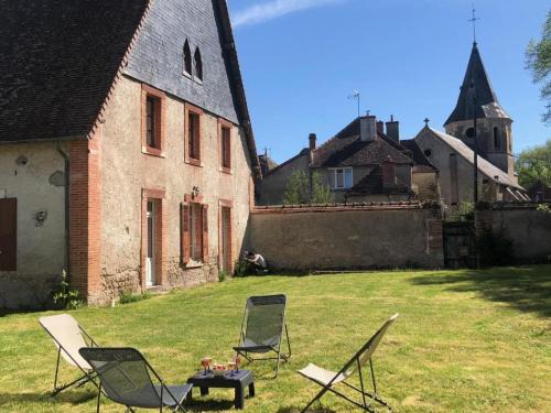 Jaligny-sur-Besbre House | Maison de charme à Jaligny-sur-Besbre, 4 chambres, jardin, draps & ménage inclus - FR-1-489-459